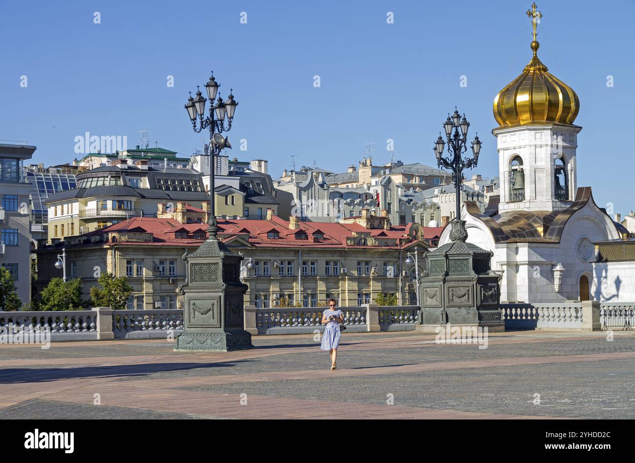 MOSKAU, RUSSLAND, 28. AUGUST 2016 : Ein Fragment des Platzes in der Christus-Erlöser-Kathedrale in Moskau. Blick in Richtung Soymonovsky proezd. Sonniger August Stockfoto