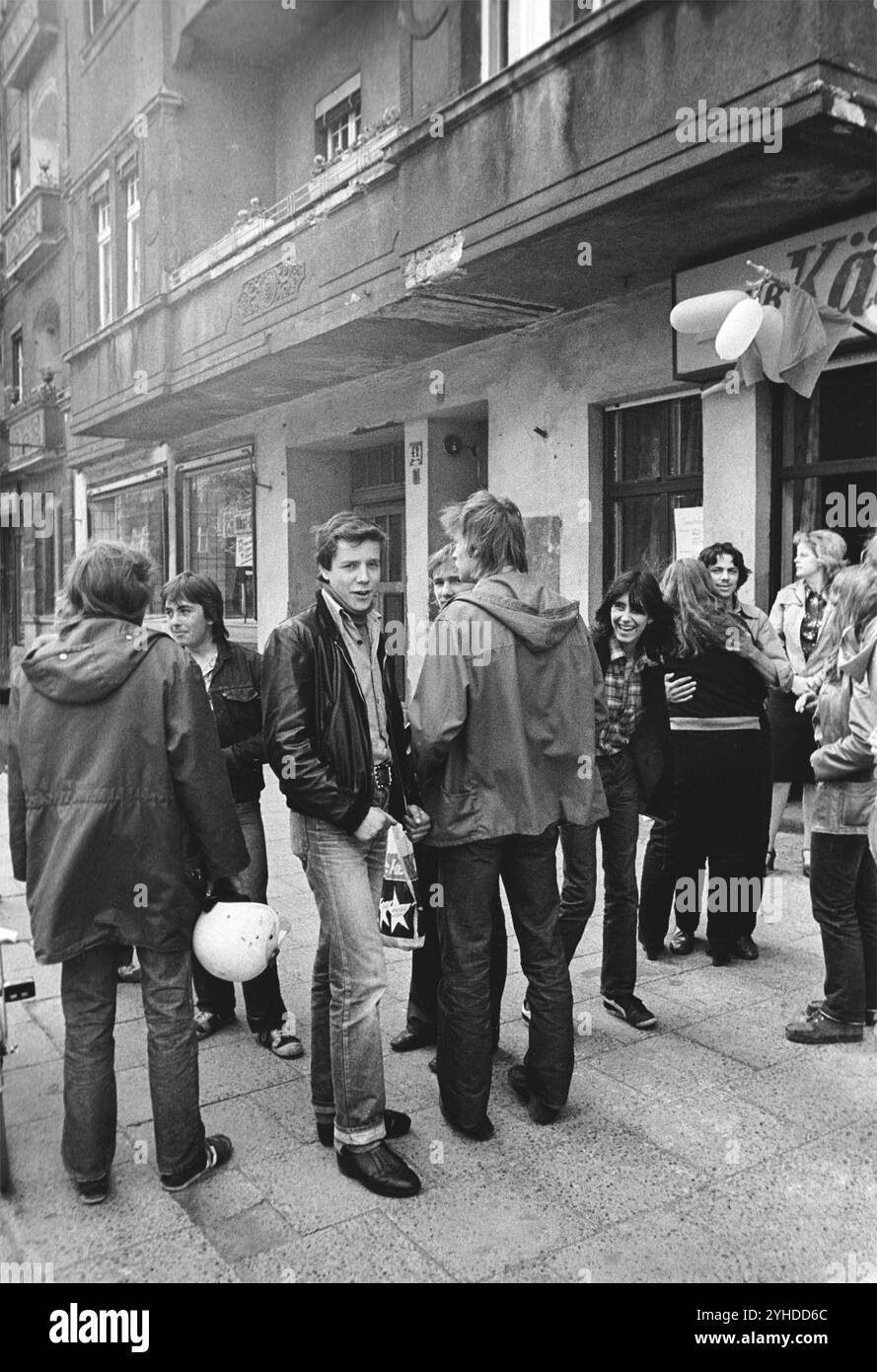 25.04.1983 DDR Ost-Berliner Bezirk Prenzlauer Berg. Jugendliche vor dem Jugendclub Kaete Niederkirchner am Letteplatz. Berlin Stockfoto