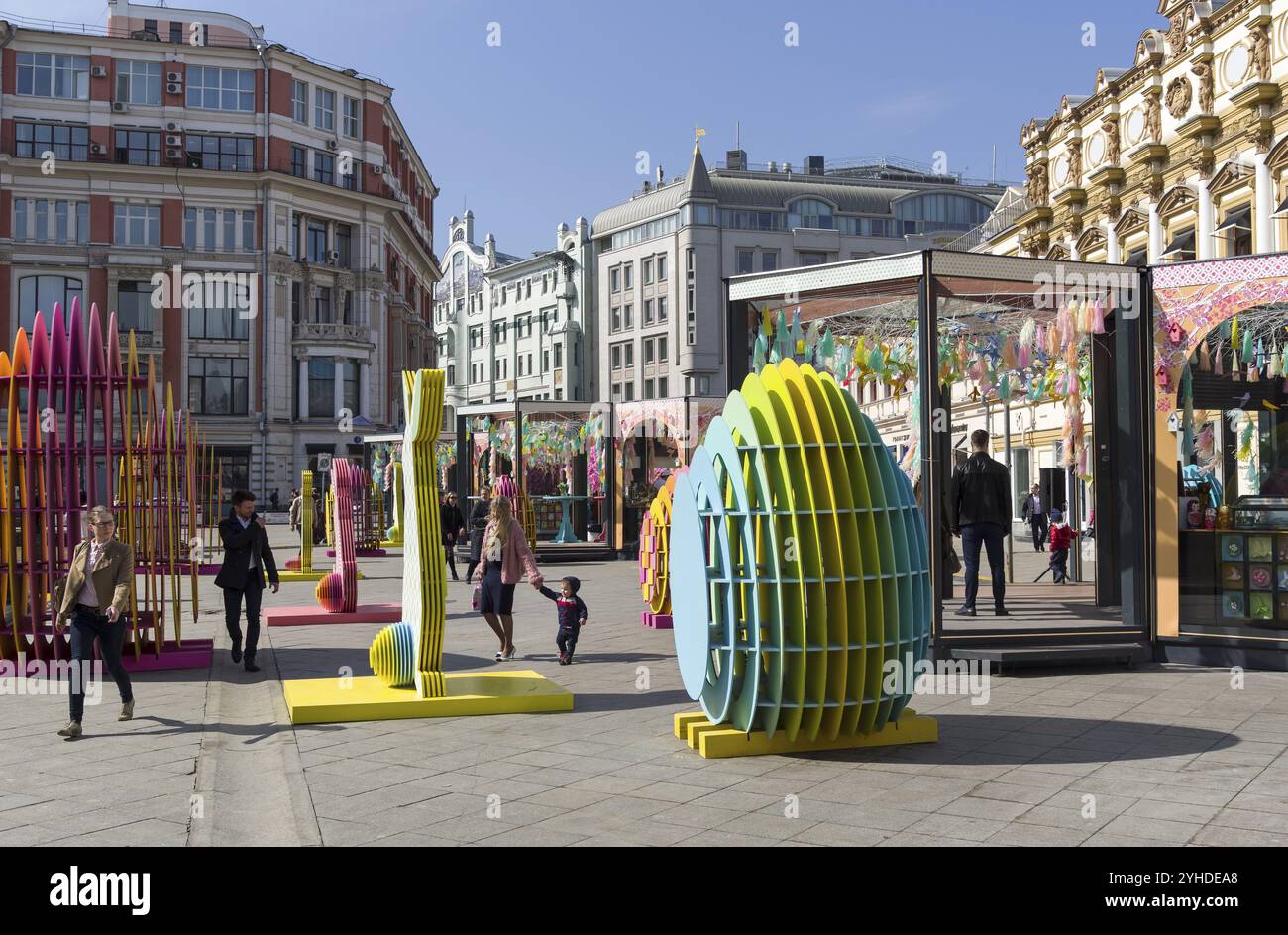 Moskau, Russland, 10. April 2018: Osterfest in Moskau (im Rahmen des Moskauer Saisonprogramms). Weihnachtsdekoration auf der Straße Kuznetsky M. Stockfoto