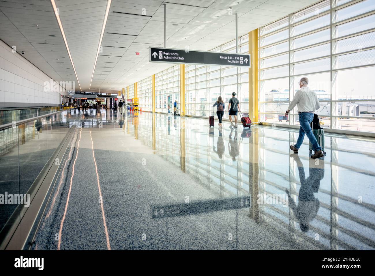 ARLINGTON, Virginia – die neue Halle mit 14 Flügeln am Ronald Reagan Washington National Airport ersetzt das frühere Gate 35X durch eine moderne 225.000-Quadratmeter-Anlage. Dieses Regionalterminal von American Airlines ist Teil von Project Journey und bietet moderne Annehmlichkeiten für Passagiere, permanente Jetbrücken und weitläufige Fenster mit Blick auf die Skyline von Washington, D.C. Stockfoto