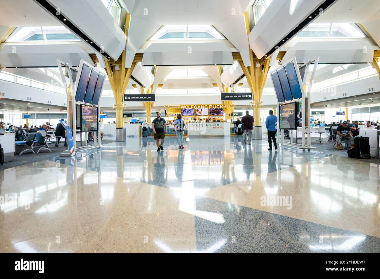 Ronald Reagan Washington National Airport Concourse Arlington Virginia // ARLINGTON, Virginia — die neue Halle mit 14 Flügeln am Ronald Reagan Washington National Airport ersetzt das frühere Gate 35X durch eine moderne 225.000-Quadratmeter-Anlage. Dieses Regionalterminal von American Airlines ist Teil von Project Journey und bietet moderne Annehmlichkeiten für Passagiere, permanente Jetbrücken und weitläufige Fenster mit Blick auf die Skyline von Washington, D.C. Stockfoto