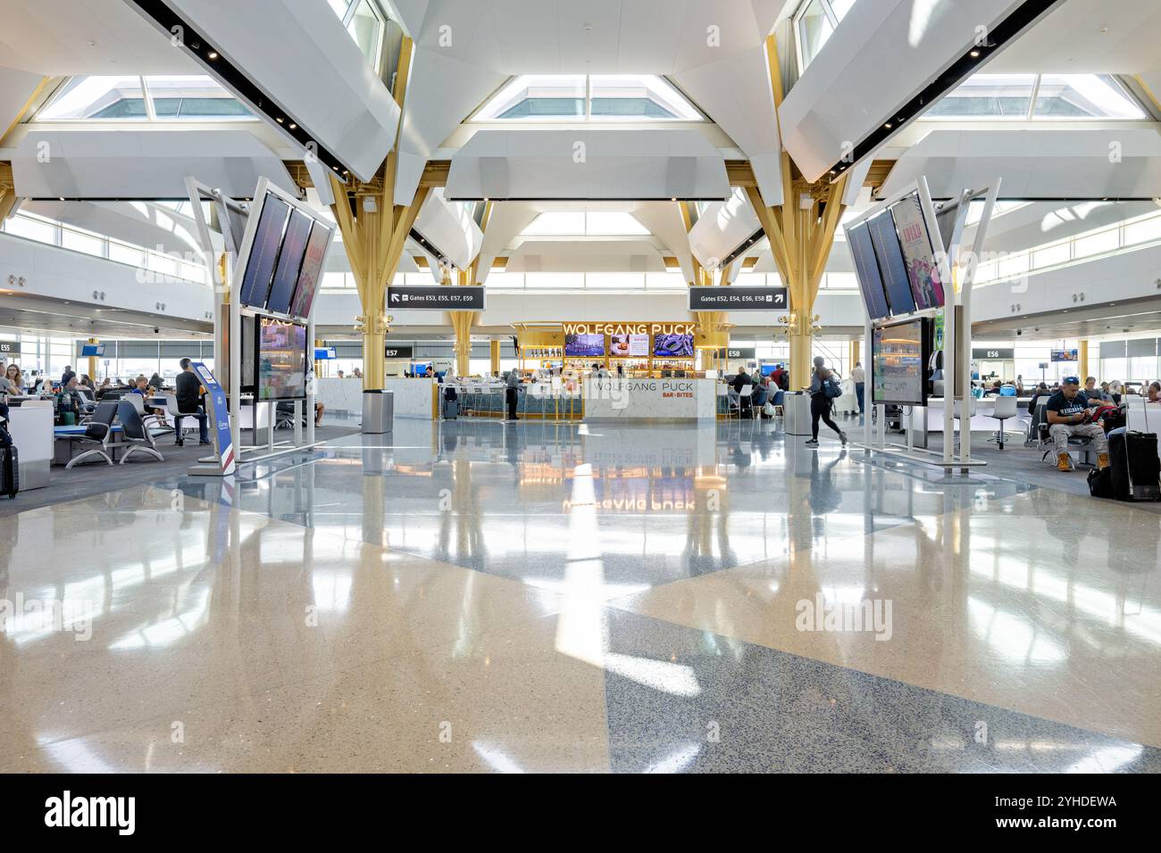 Ronald Reagan Washington National Airport Concourse Arlington Virginia // ARLINGTON, Virginia — die neue Halle mit 14 Flügeln am Ronald Reagan Washington National Airport ersetzt das frühere Gate 35X durch eine moderne 225.000-Quadratmeter-Anlage. Dieses Regionalterminal von American Airlines ist Teil von Project Journey und bietet moderne Annehmlichkeiten für Passagiere, permanente Jetbrücken und weitläufige Fenster mit Blick auf die Skyline von Washington, D.C. Stockfoto