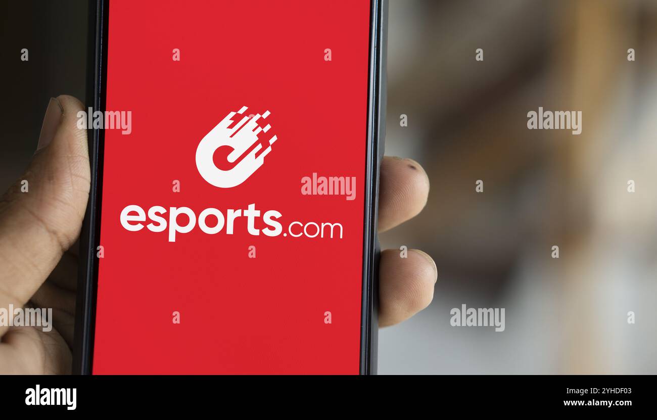 Dhaka, Bangladesch - 09. November 2024: Das Logo esports.com wird auf dem Smartphone angezeigt Stockfoto