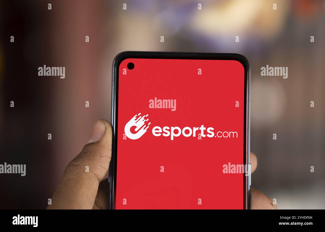 Dhaka, Bangladesch - 09. November 2024: Das Logo esports.com wird auf dem Smartphone angezeigt Stockfoto