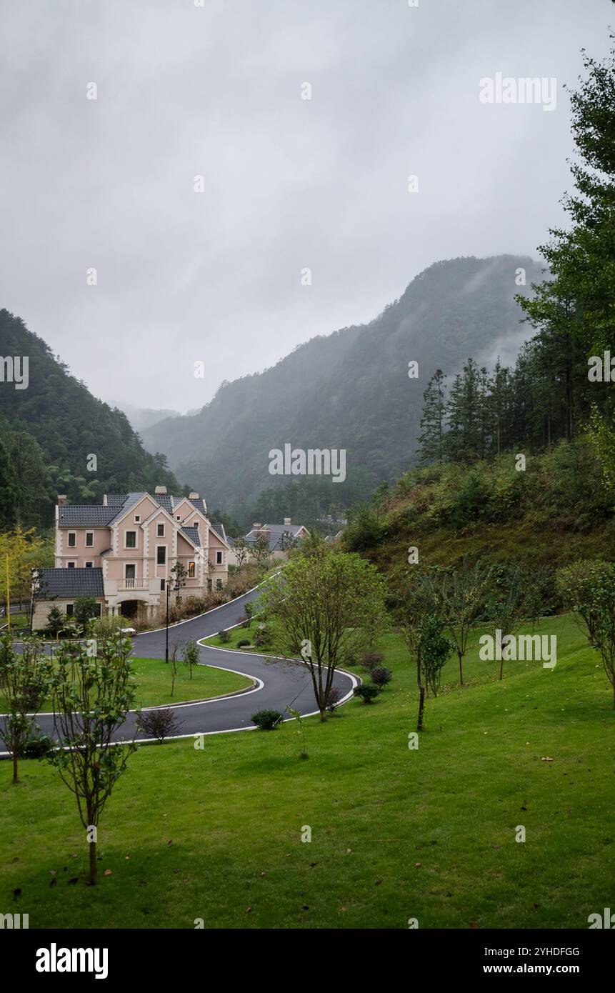 Feriendorf im Eurostil rund um das Swanburg Hotel, Shiyang Linchang, Wencheng, Wenzhou, Provinz Zhejiang, China Stockfoto