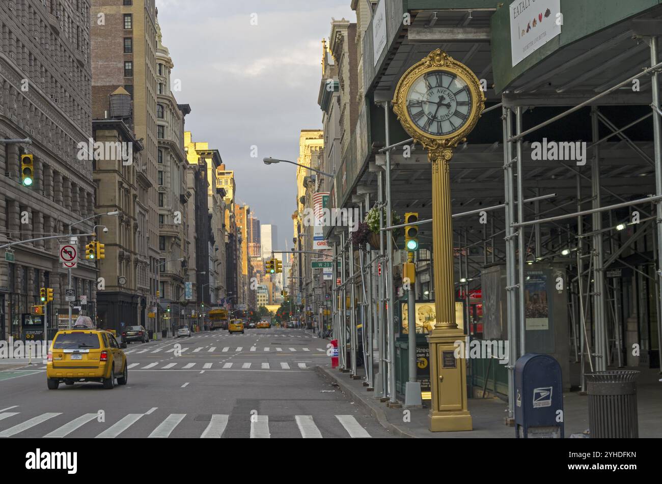 NEW YORK CITY, 23. AUGUST 2015: Blick auf die Fifth Avenue von der Kreuzung mit dem Broadway in Richtung Süden, am frühen Sonntagmorgen Stockfoto