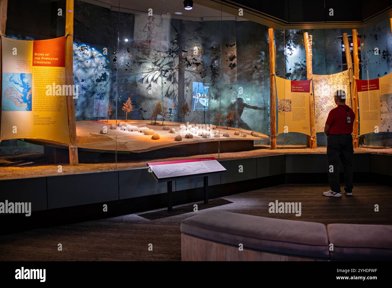 JAMESTOWN, Virginia – Museum Ausstellung in Jamestown Settlement, die den Umfang und die Struktur des Powhatan-Häuptlings veranschaulicht. Die Ausstellung erklärt das territoriale Ausmaß, die Bevölkerungsverteilung und die soziale Organisation der Powhatan-Gesellschaft im frühen kolonialen Virginia. Die Ausstellung enthält Informationen über frühe europäische Kontakte, einschließlich spanischer Jesuitenmissionen. Stockfoto