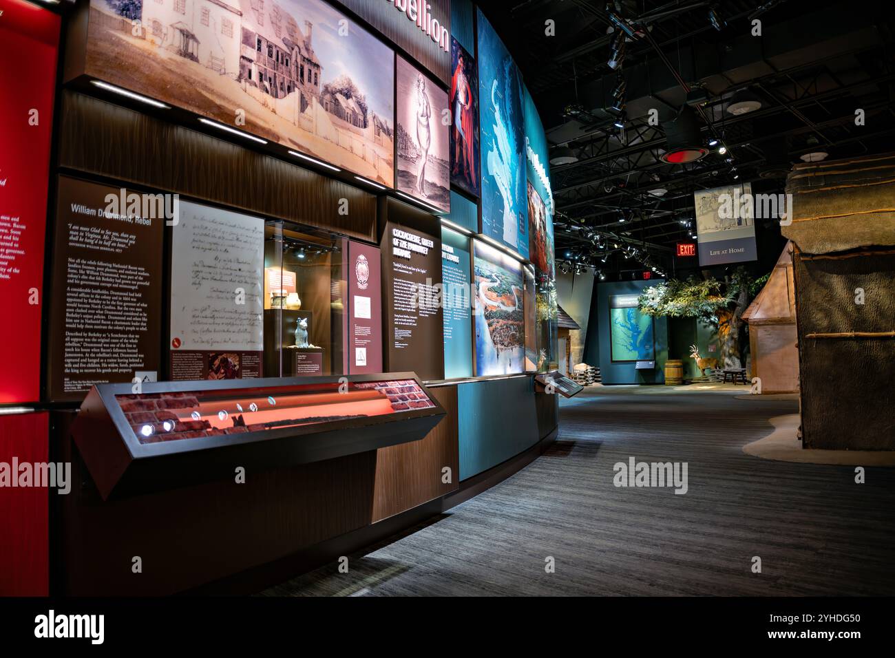 JAMESTOWN, Virginia – die Ausstellungsstücke im Jamestown Settlement Museum zeigen umfassende Ausstellungen über Virginia des frühen 17. Jahrhunderts. Das Museum zeigt Artefakte, Dioramen und interpretierende Materialien, die die Konvergenz der englischen, Virginia-indischen und afrikanischen Kulturen darstellen. Interaktive Ausstellungen und historische Nachbildungen veranschaulichen das Leben im frühen Kolonialamerika. Stockfoto