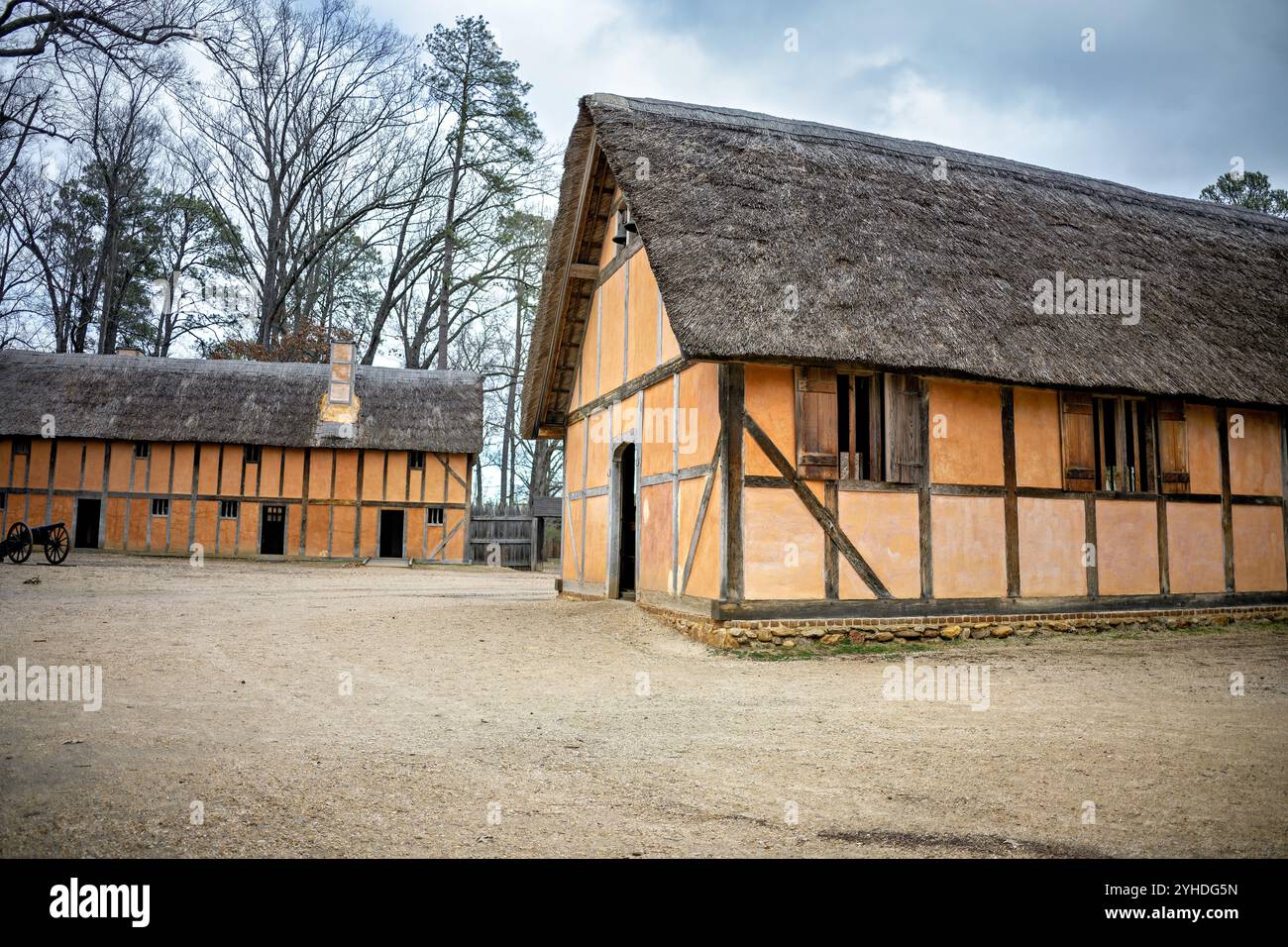 JAMESTOWN, Virginia – das nachgebildete James Fort in Jamestown Settlement verfügt über markante oranfarbene Flechtanlagen und Daub-Gebäude, die entlang unbefestigter Wege angeordnet sind. Der Grundriss des Forts zeigt typische englische Kolonialarchitektur und Siedlungsplanung des frühen 17. Jahrhunderts. Die Gebäudeanordnung spiegelt die Verteidigungskonzepte und praktische Überlegungen der ursprünglichen Festung in ihren dreieckigen Palisadenmauern wider. Stockfoto