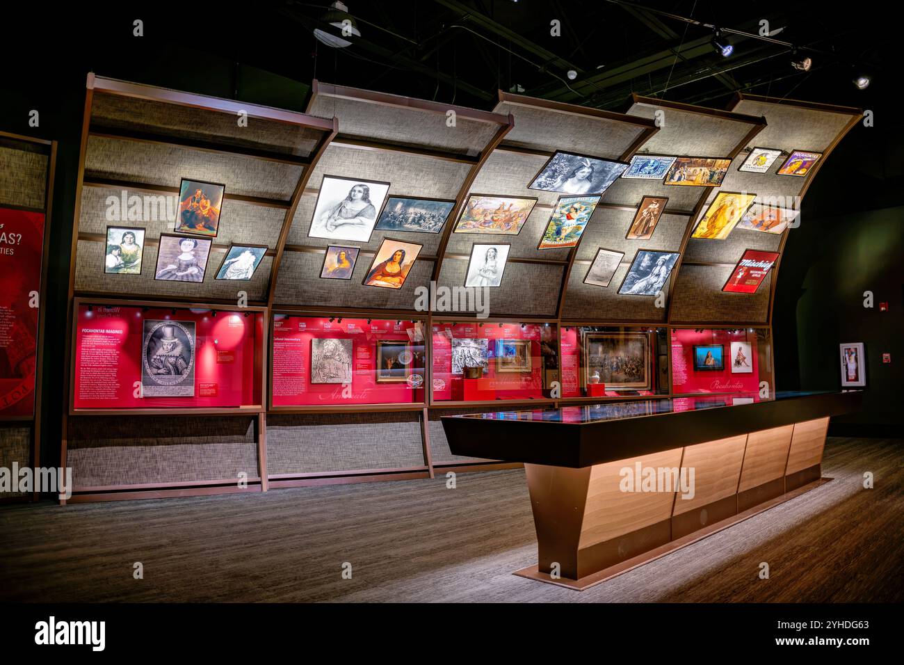 JAMESTOWN, Virginia – die Ausstellungsstücke im Jamestown Settlement Museum zeigen umfassende Ausstellungen über Virginia des frühen 17. Jahrhunderts. Das Museum zeigt Artefakte, Dioramen und interpretierende Materialien, die die Konvergenz der englischen, Virginia-indischen und afrikanischen Kulturen darstellen. Interaktive Ausstellungen und historische Nachbildungen veranschaulichen das Leben im frühen Kolonialamerika. Stockfoto