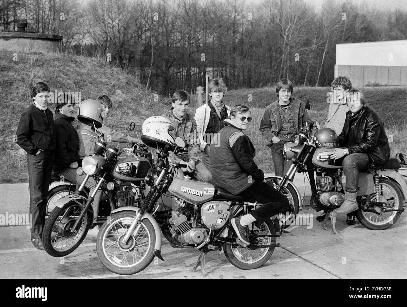 Junge DDR-Bürger am Rande der Autobahnraststätte Stolpe-Nord an der Autobahn A24 Berlin-Hamburg. Sie sitzen auf ihrem MZ und Simson Mo Stockfoto