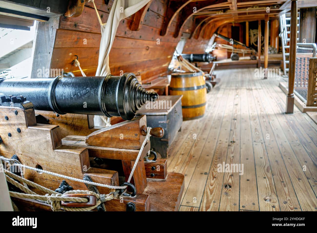 JAMESTOWN, Virginia – das Geschützdeck des Discovery-Schiffes in Jamestown Settlement demonstriert die Marinebewaffnung aus dem 17. Jahrhundert. Das Reproduktionsschiff verfügt über zeitgenaue Kanonenplatzierungen und Artillerieanordnungen, die typisch für eine kleine Spitze aus dem Jahr 1607 sind. Die Ausstellung zeigt, wie koloniale Schiffe Frachtkapazität mit Verteidigungskapazitäten kombinierten. Stockfoto