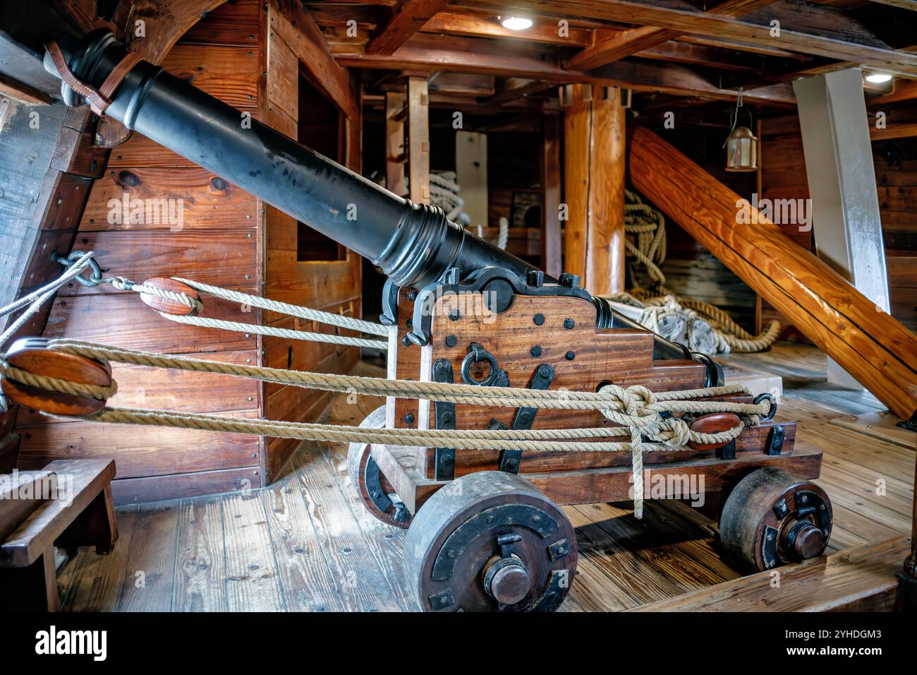 JAMESTOWN, Virginia – das Geschützdeck des Discovery-Schiffes in Jamestown Settlement demonstriert die Marinebewaffnung aus dem 17. Jahrhundert. Das Reproduktionsschiff verfügt über zeitgenaue Kanonenplatzierungen und Artillerieanordnungen, die typisch für eine kleine Spitze aus dem Jahr 1607 sind. Die Ausstellung zeigt, wie koloniale Schiffe Frachtkapazität mit Verteidigungskapazitäten kombinierten. Stockfoto