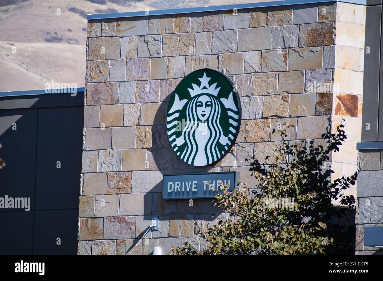 Außenansicht des Starbucks-Logoschildes. Starbucks ist eine multinationale amerikanische Kette von Kaffeehäusern und Rösterreservaten mit Hauptsitz in Seattle, WA. Stockfoto