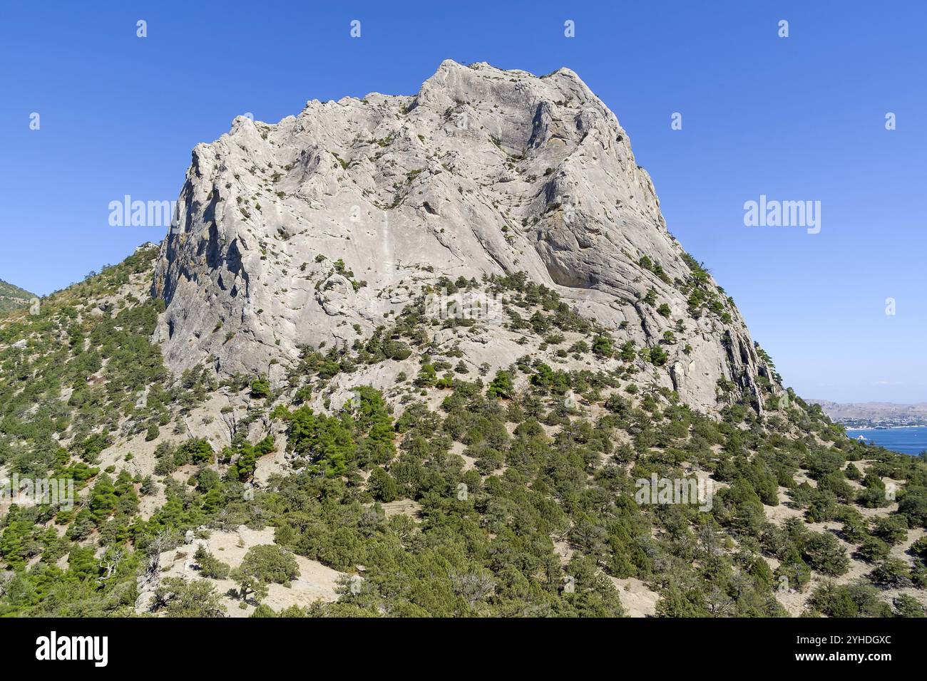 Krim. Blick auf den Mount Sokol (Kush-Kaya) von Novyy Svet. Sonniger Tag im September Stockfoto