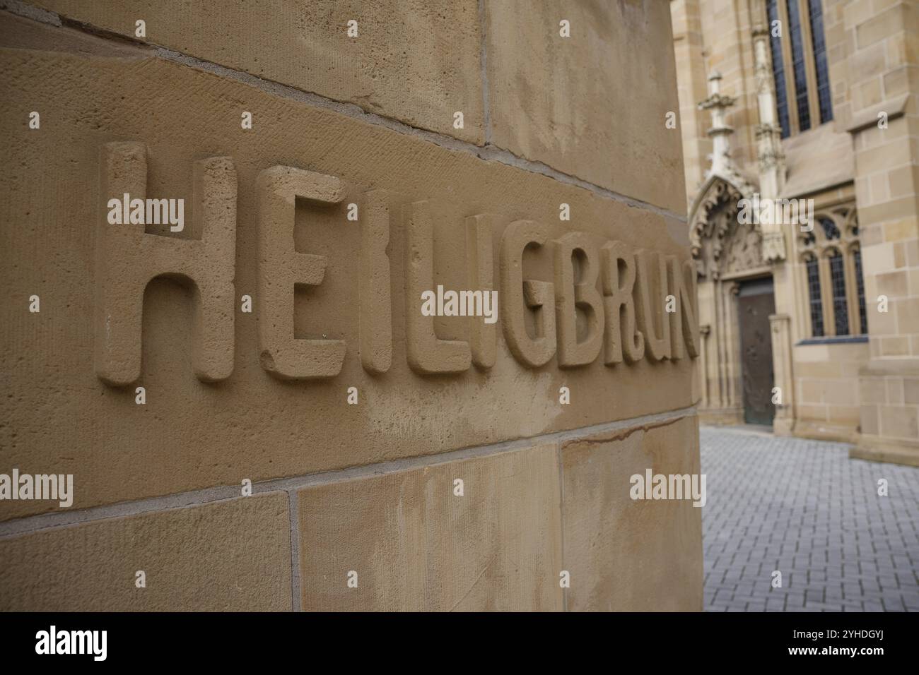Brunnen in Heilbronn vor der St. Kilianskirche, St. Kilian, Schriftzug, Heilbrunnen, Heilbronn-Franken, Baden-Württemberg, Deutschland, Europa Stockfoto