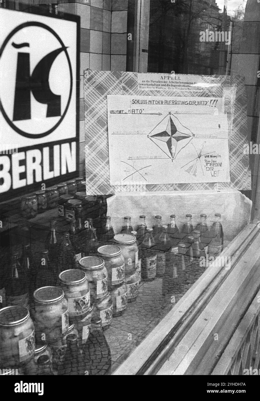 08/1983 DDR Ostberliner Bezirk Prenzlauer Berg. Schönauser Allee. Schaufenster eines KONSUM-Lebensmittelgeschäfts mit Aufregung gegen die NATO. , Berlin Stockfoto