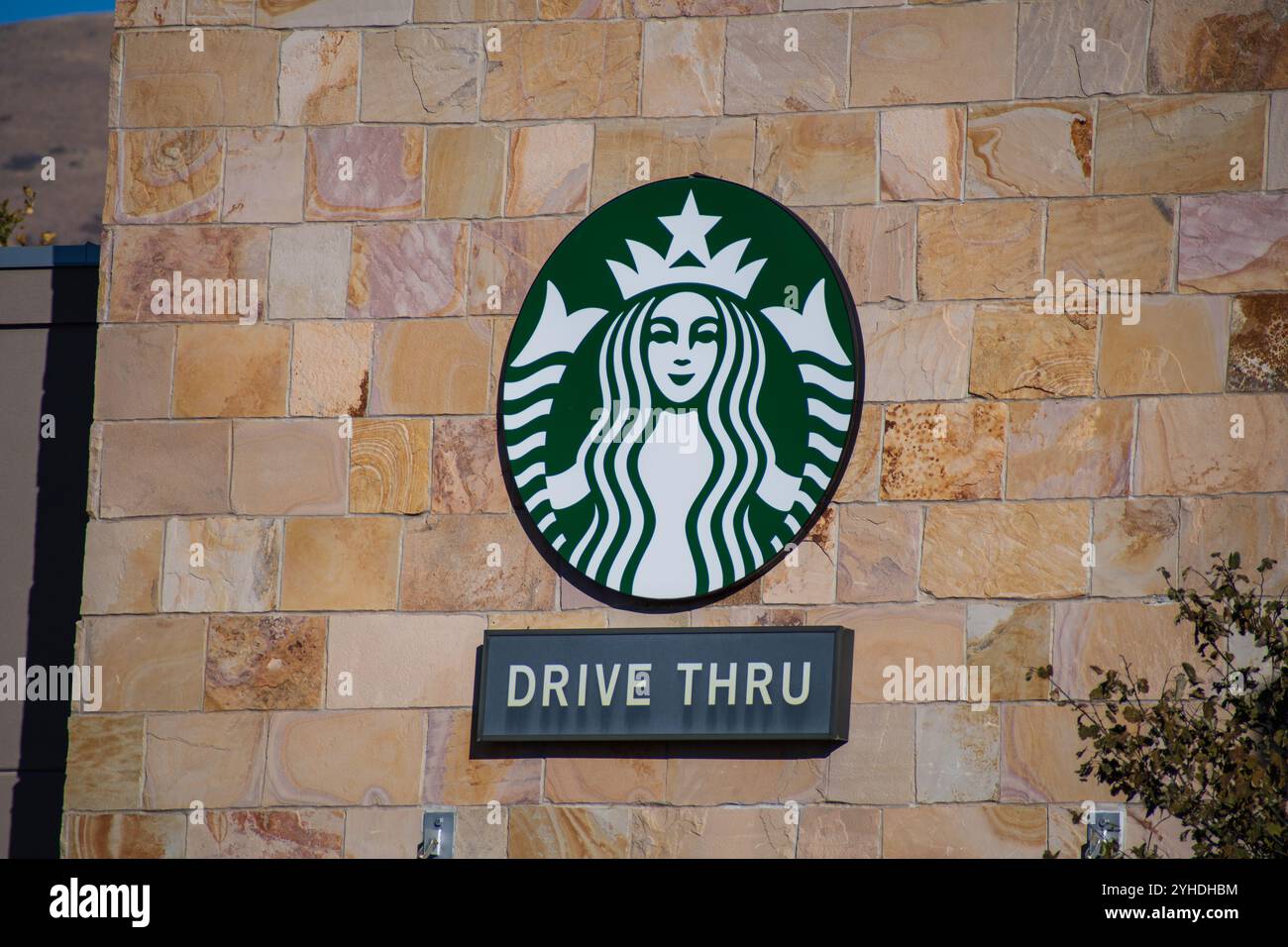 Außenansicht des Starbucks-Logoschildes. Starbucks ist eine multinationale amerikanische Kette von Kaffeehäusern und Rösterreservaten mit Hauptsitz in Seattle, WA. Stockfoto