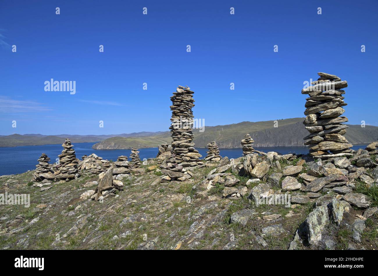 Die buddhistischen traditionellen Steinpyramiden am Ufer des Baikalsees. Sibirien, Russland, Europa Stockfoto