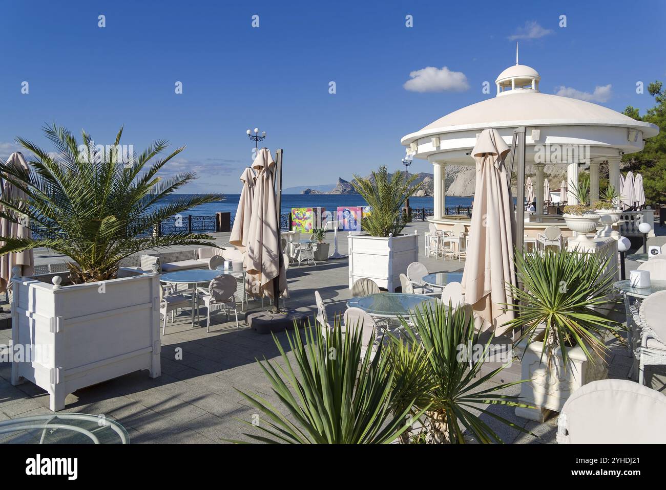 Sudak, Krim, 23. September 2019: Ein leeres Café an der Strandpromenade des Kurorts Sudak auf der Krim. Früher sonniger Morgen, September Stockfoto