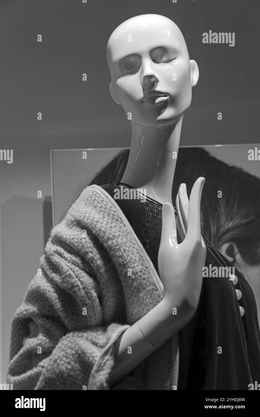 PARIS, FRANKREICH, 11. DEZEMBER 2017: Ausstellung eines teuren Bekleidungsgeschäfts. Schaufensterpuppe in der Strickjacke. Paris, Frankreich. Schwarz-weiß-Version Stockfoto
