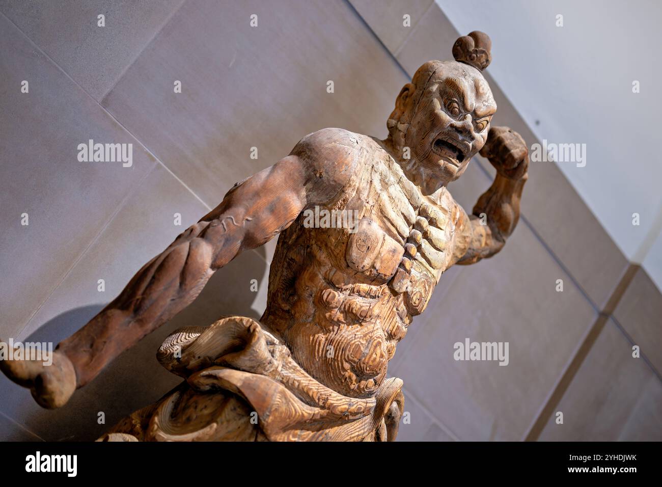Japanische Wächterfigur Oni Washington DC // WASHINGTON DC — Eine hölzerne japanische Wächterfigur (Ooni) aus einem Tempelkomplex demonstriert traditionelle religiöse Skulpturen. Der geschnitzte hölzerne Wächter stellt Schutzgottheiten dar, die traditionell an den Tempeleingängen wachten. Diese imposante Figur ist ein Beispiel für japanische religiöse skulpturale Traditionen. Stockfoto