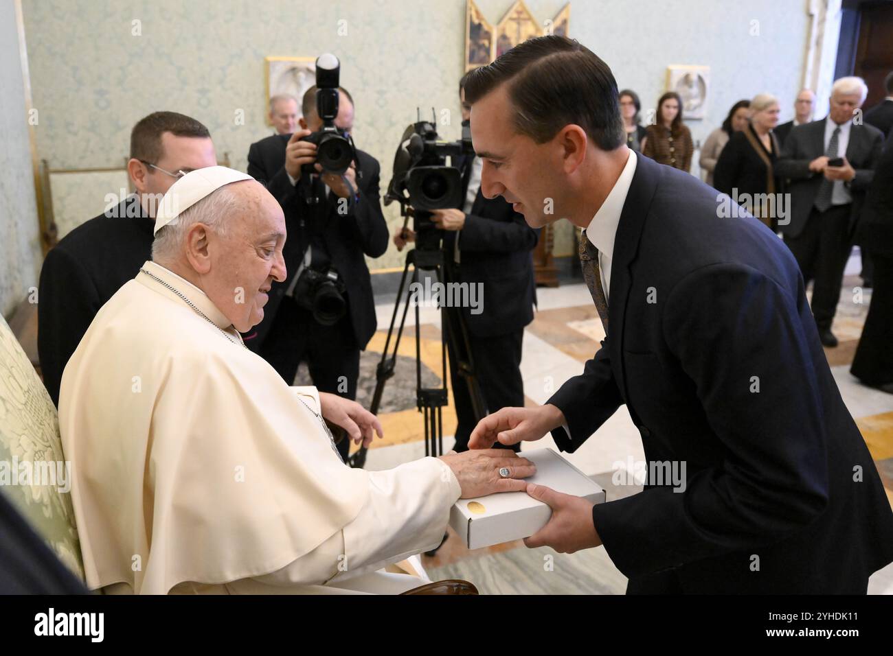 **NO LIBRI** Italien, Rom, Vatikan, 2024/11/11 Papst Franziskus empfängt in Privataudienz das Netzwerk der katholischen Philanthropie (FADICA) im Vatikan . Foto von VATIKANISCHEN MEDIEN /Katholisches Pressefoto Stockfoto
