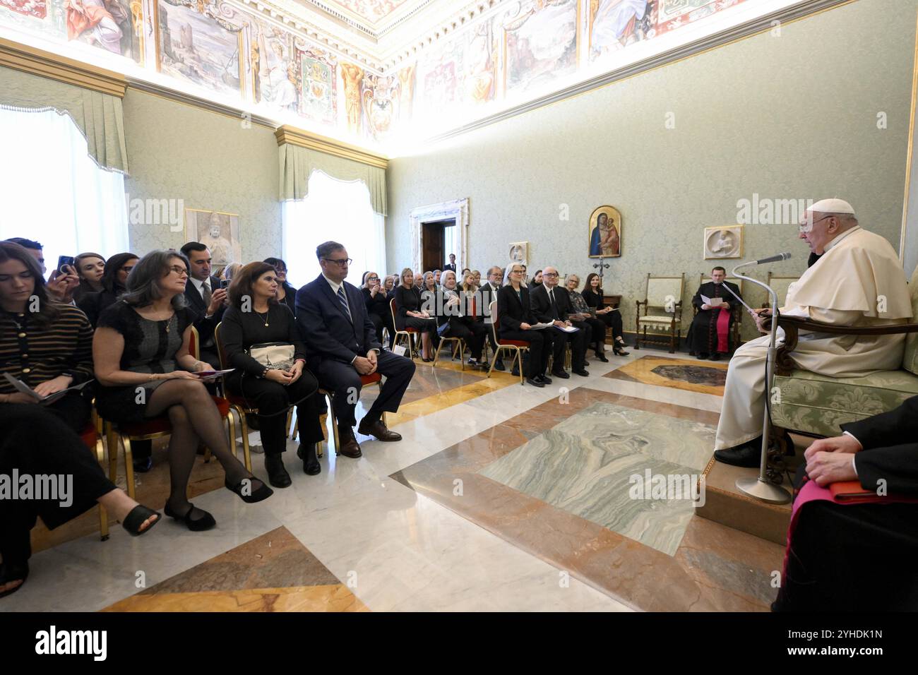 **NO LIBRI** Italien, Rom, Vatikan, 2024/11/11 Papst Franziskus empfängt in Privataudienz das Netzwerk der katholischen Philanthropie (FADICA) im Vatikan . Foto von VATIKANISCHEN MEDIEN /Katholisches Pressefoto Stockfoto