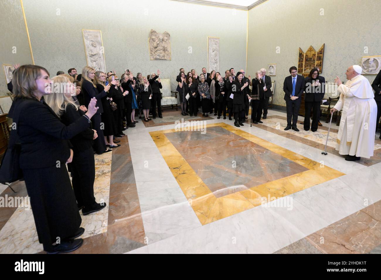 **NO LIBRI** Italien, Rom, Vatikan, 2024/11/11 Papst Franziskus empfängt in Privataudienz das Netzwerk der katholischen Philanthropie (FADICA) im Vatikan . Foto von VATIKANISCHEN MEDIEN /Katholisches Pressefoto Stockfoto