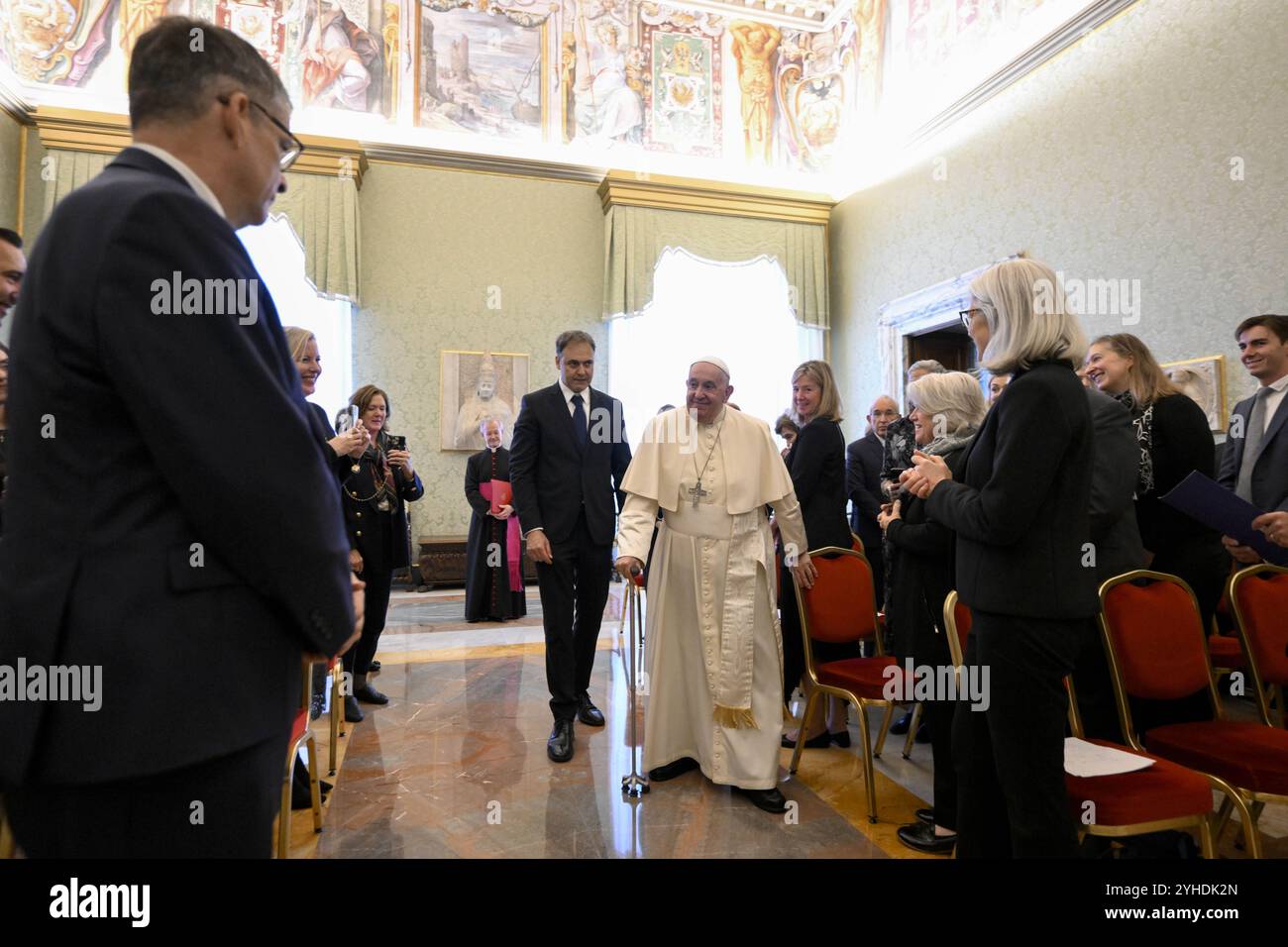**NO LIBRI** Italien, Rom, Vatikan, 2024/11/11 Papst Franziskus empfängt in Privataudienz das Netzwerk der katholischen Philanthropie (FADICA) im Vatikan . Foto von VATIKANISCHEN MEDIEN /Katholisches Pressefoto Stockfoto
