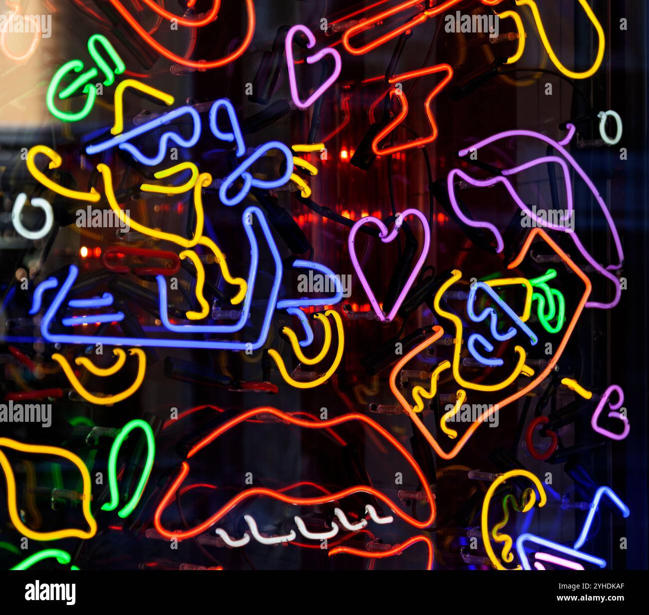 Verschiedene Neonlichter durch großes Fenster Stockfoto