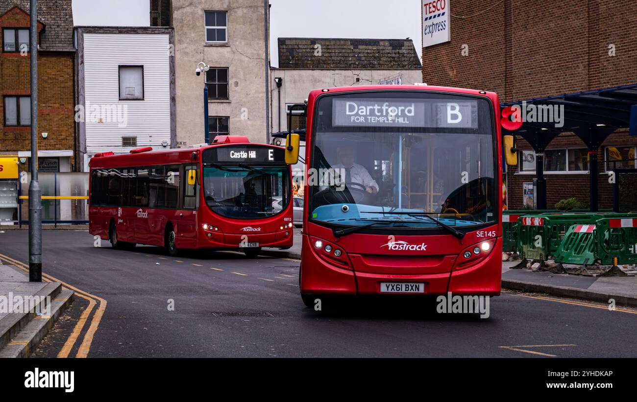 Bus – Gravesend Bus Hub – YX61 BXN & BN14 CVB – Fastrack (betrieben von Go-Ahead) Stockfoto