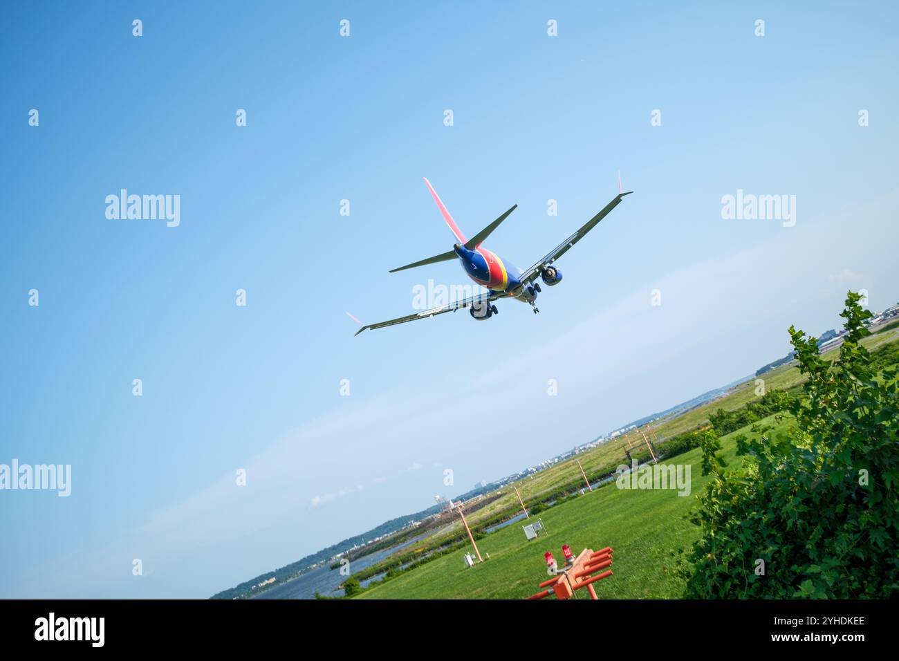 ARLINGTON (Virginia) – ein Flugzeug, das den Reagan National Airport (DCA) erreicht, überquert den Gravelly Point Park. Diese beliebte Flugzeugbeobachtungsstelle Stockfoto