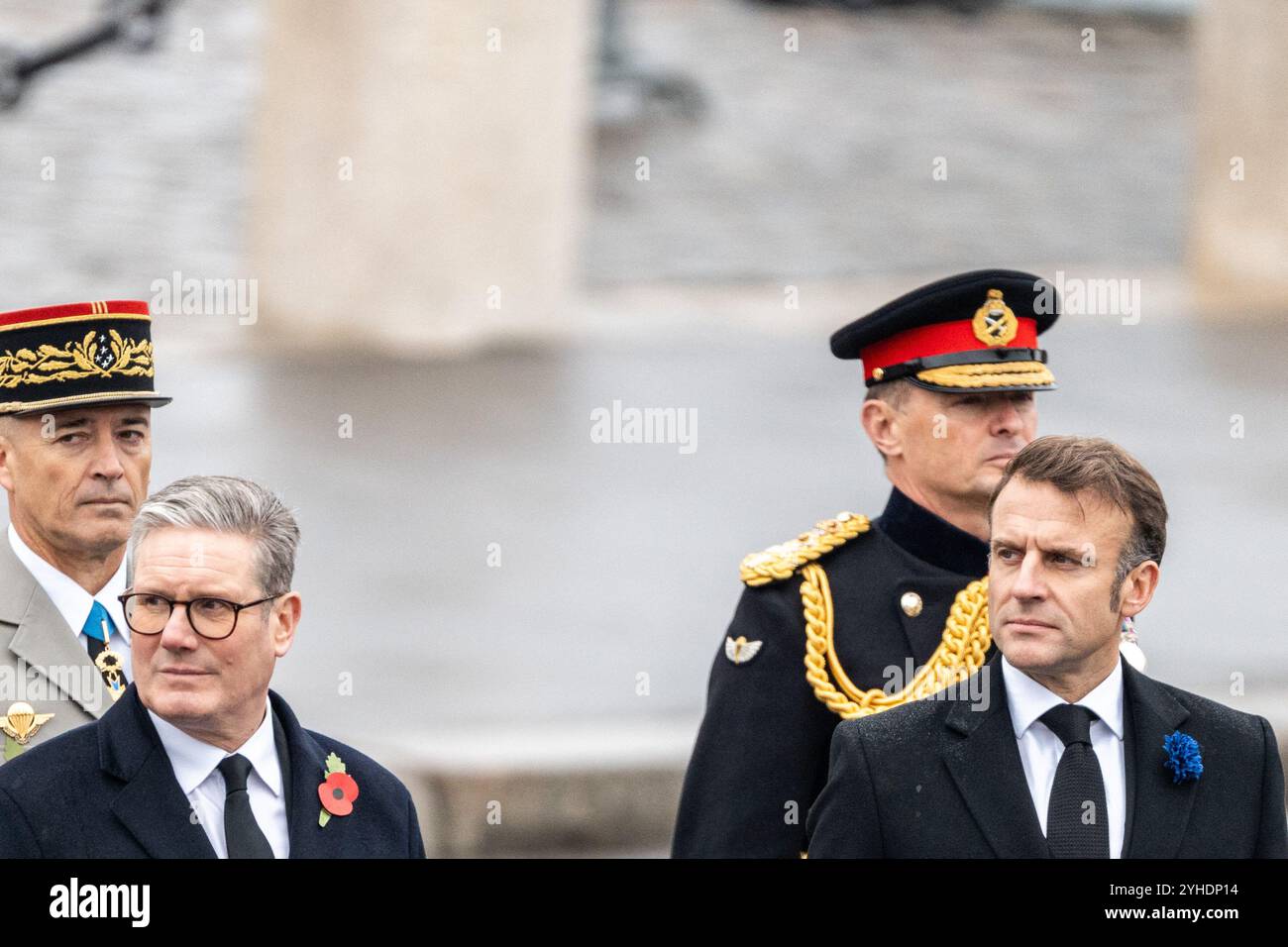 Paris, Frankreich. November 2024. Der britische Premierminister Keir Starmer und der französische Präsident Emmanuel Macron stehen auf der Bühne, als die Kavallerie der Französischen Republikanischen Garde (Garde Republicaine) während der Gedenkfeier zum 106. Jahrestag des Waffenstillstands am 11. November 1918 auf dem Place de l’Etoile umzieht. Foto: Alexis Jumeau/ABACAPRESS. COM Credit: Abaca Press/Alamy Live News Stockfoto