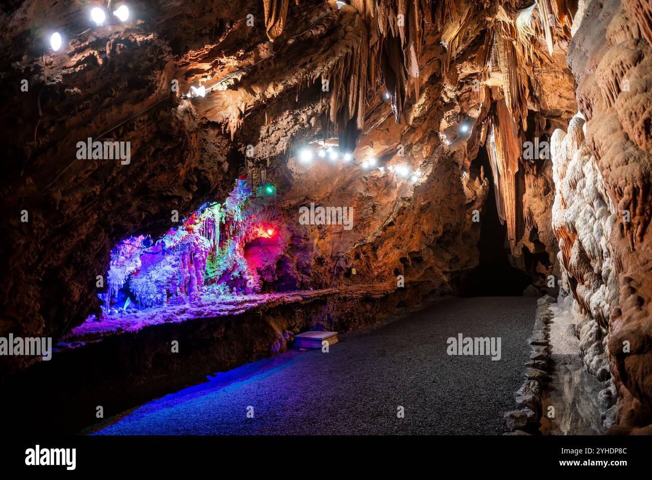 Shenandoah Caverns Kalksteinformationen Quicksburg Virginia // QUICKSBURG, Virginia — farbige Beleuchtung beleuchtet die natürlichen Formationen innerhalb der Shenandoah Caverns und verstärkt das visuelle Drama der unterirdischen Kalksteinelemente. Die strategische Platzierung der Lichter im Höhlensystem hebt die Strukturen und Dimensionen von Stalaktiten, Stalagmiten und Flusssteinformationen hervor und schafft eine einnehmende Atmosphäre für Besucher, die die Höhlen erkunden. Stockfoto