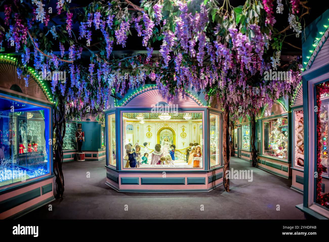 QUICKSBURG, Virginia – Main Street of Story, 1996 von Earl C. Hargrove Jr. geschaffen, zeigt Schaufenster von Vintage-Kaufhäusern in den Shenandoah Caverns. Hargrove, der seit Trumans Einweihung 1949 eine renommierte Dekorationsfirma besaß, die präsidiale Eröffnungswagen entwarf, kaufte die Höhlen im Jahr 1966 und restaurierte den feuerbeschädigten zweiten Stock, um diese einzigartige Sammlung von animierten Figuren und Geschichte des Einzelhandels zu beherbergen. Stockfoto