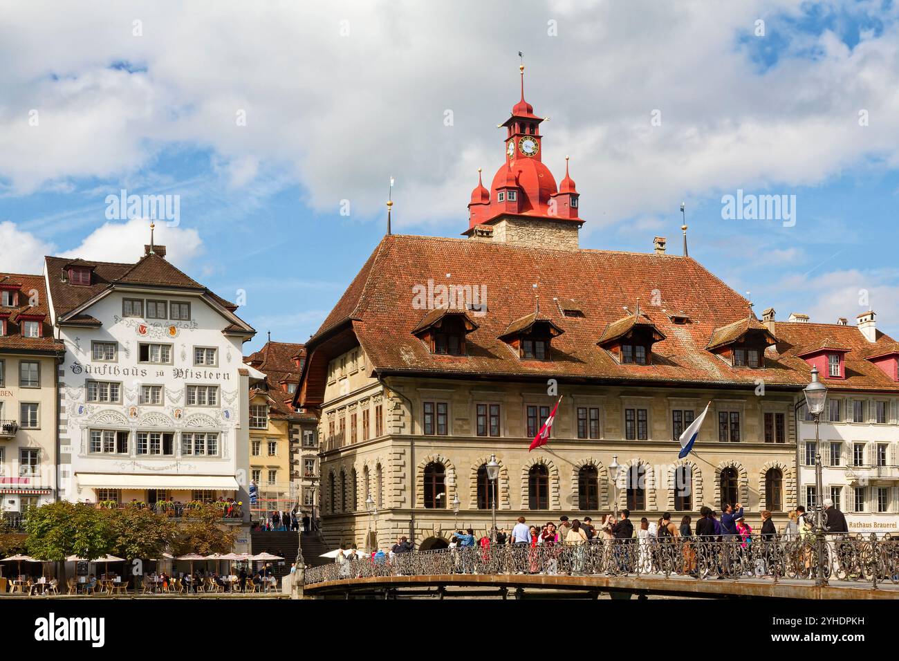 Stadtbild, Rathaus, Rathaus, 1606, Renaissance-Stil, Glockenturm aus dem 14. Jahrhundert, Altstadt, Gebäude, Restaurant im Freien, Rathausbrücke, Personen, EUR Stockfoto