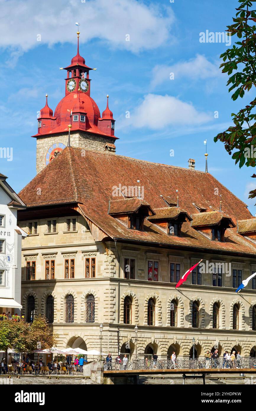 Rathaus, 1606, Rathaus, Renaissance-Stil, Glockenturm aus dem 14. Jahrhundert, Altstadt, Restaurant im Freien, Rathausbrücke, Menschen, Europa, Luzern, Schweiz Stockfoto
