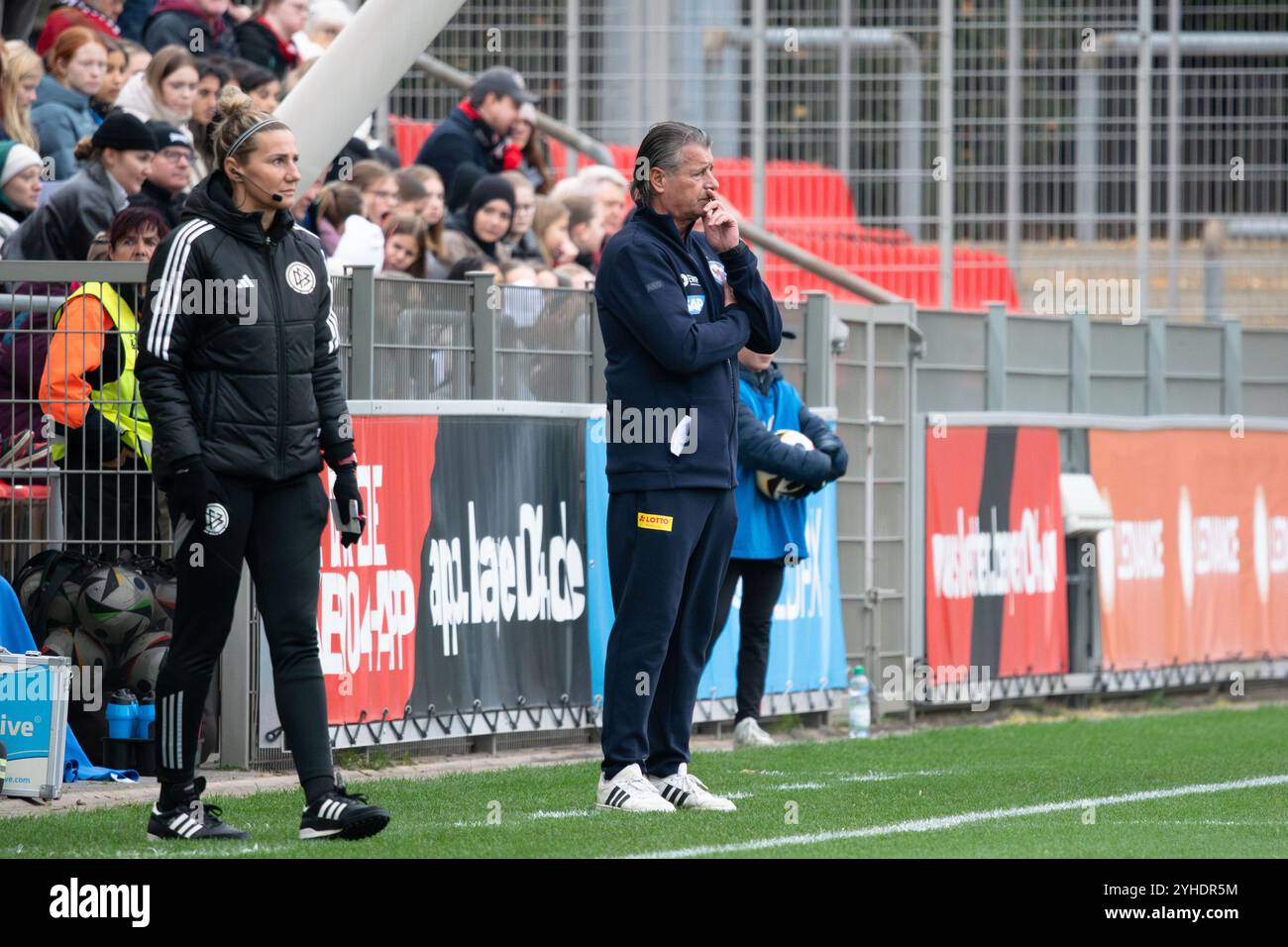 Leverkusen, Deutschland. November 2024. Leverkusen, 10. November 2024: Cheftrainer Kurt Russ steht bei der Google Pixel Frauen-Bundesliga zwischen Bayer Leverkusen und Carl Zeiss Jena im Ulrich-Haberland-Stadion in Leverkusen an der Seitenlinie. (Qianru Zhang/SPP) Credit: SPP Sport Press Photo. /Alamy Live News Stockfoto