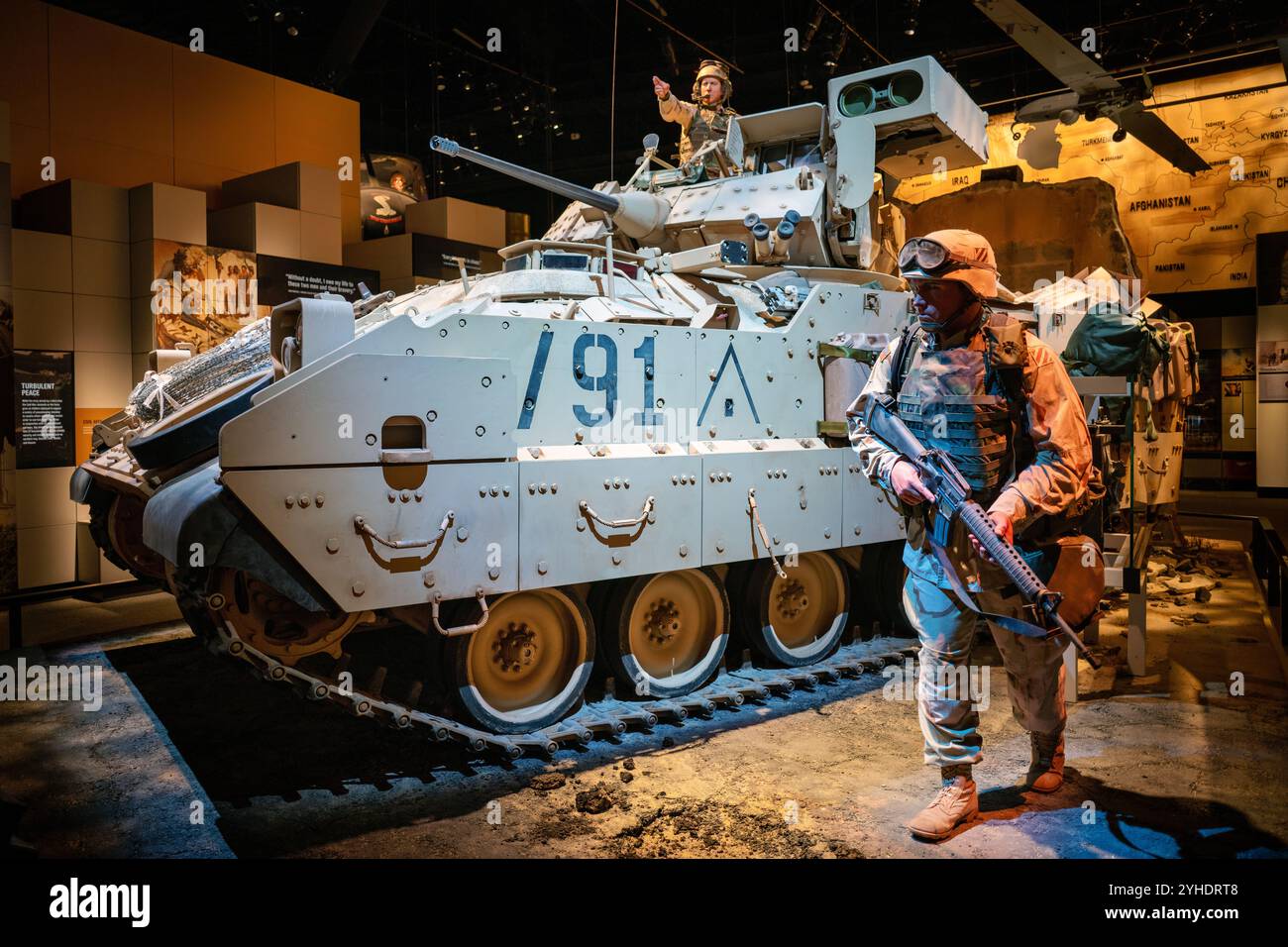 Bradley Fighting Vehicle National Museum of the United States Army Fort Belvoir Virginia // FORT BELVOIR, Virginia — die Bradley Fighting Vehicle Ausstellung im National Museum of the United States Army zeigt sowohl M2 als auch M3 Varianten. Das Display enthält technische Daten und Kampfmodifikationen, darunter einen M2A3 Bradley, der mit reaktiven Rüstungen und elektronischen Kriegsführungssystemen ausgestattet ist, die in Mossul im Irak eingesetzt werden. Die Ausstellung zeigt die Entwicklung des Fahrzeugs in der modernen Stadtkriegsführung. Stockfoto