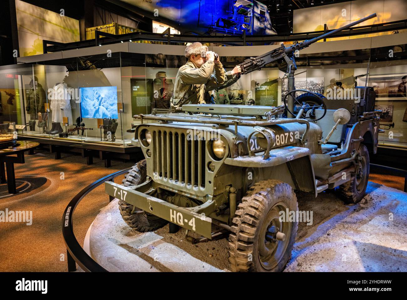 World war II Jeep Exhibit National Museum of the United States Army Fort Belvoir Virginia // FORT BELVOIR, Virginia – die Jeep-Ausstellung des Zweiten Weltkriegs im National Museum of the United States Army zeigt das ikonische Militärfahrzeug, das den Transport auf dem Schlachtfeld revolutionierte. Die Ausstellung zeigt die technischen Daten der Willys MB und Ford GPW Modelle, die während des Zweiten Weltkriegs über 600.000 Einheiten produziert wurden. Die Ausstellung zeigt die Vielseitigkeit des Jeeps als Kommandofahrzeug, Waffenträger und Krankenwagen. Stockfoto