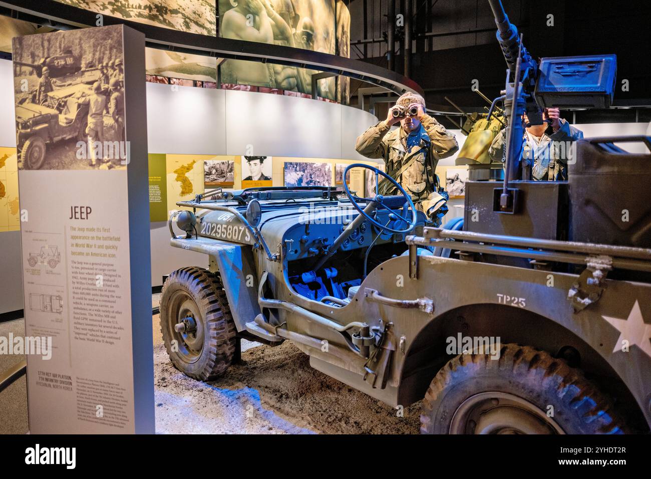 World war II Jeep Exhibit National Museum Fort Belvoir Virginia // FORT BELVOIR, Virginia — die Ausstellung des World war II Jeep im National Museum of the United States Army zeigt das ikonische Militärfahrzeug, das den Transport auf dem Schlachtfeld revolutionierte. Die Ausstellung zeigt die technischen Daten der Willys MB und Ford GPW Modelle, die während des Zweiten Weltkriegs über 600.000 Einheiten produziert wurden. Die Ausstellung zeigt die Vielseitigkeit des Jeeps als Kommandofahrzeug, Waffenträger und Krankenwagen. Stockfoto