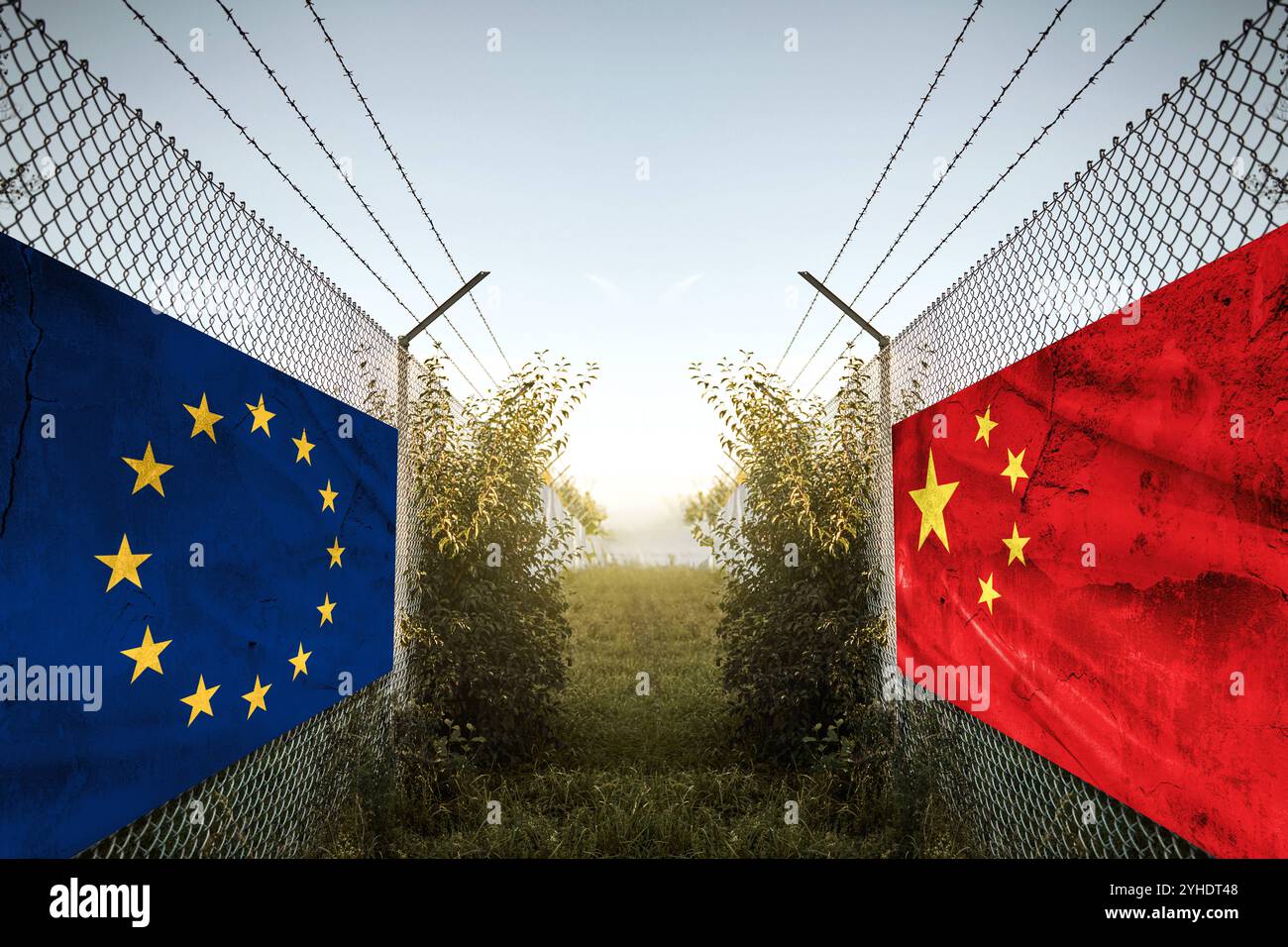 Bayern, Deutschland - 11. November 2024: Länderflaggen Europas und Chinas an einem Zaun an einer Grenze. Symbolisches Bild für Konflikte, Streitigkeiten und Debatten, symbolisch dargestellt mit der chinesischen und der Europäischen Union EU-Flagge und militärischer Atmosphäre im Grenzgebiet wie im Krieg. FOTOMONTAGE *** Europa und China Länder-Fahnen auf einem Zaun an einer Grenze. Symbolbild für Konflikt, Streit und Debatten, symbolisch dargestellt mit chinesische und Europäische Union EU Flagge und militärische Stimmung im Grenzgebiet wie im Krieg. FOTOMONTAGE Stockfoto