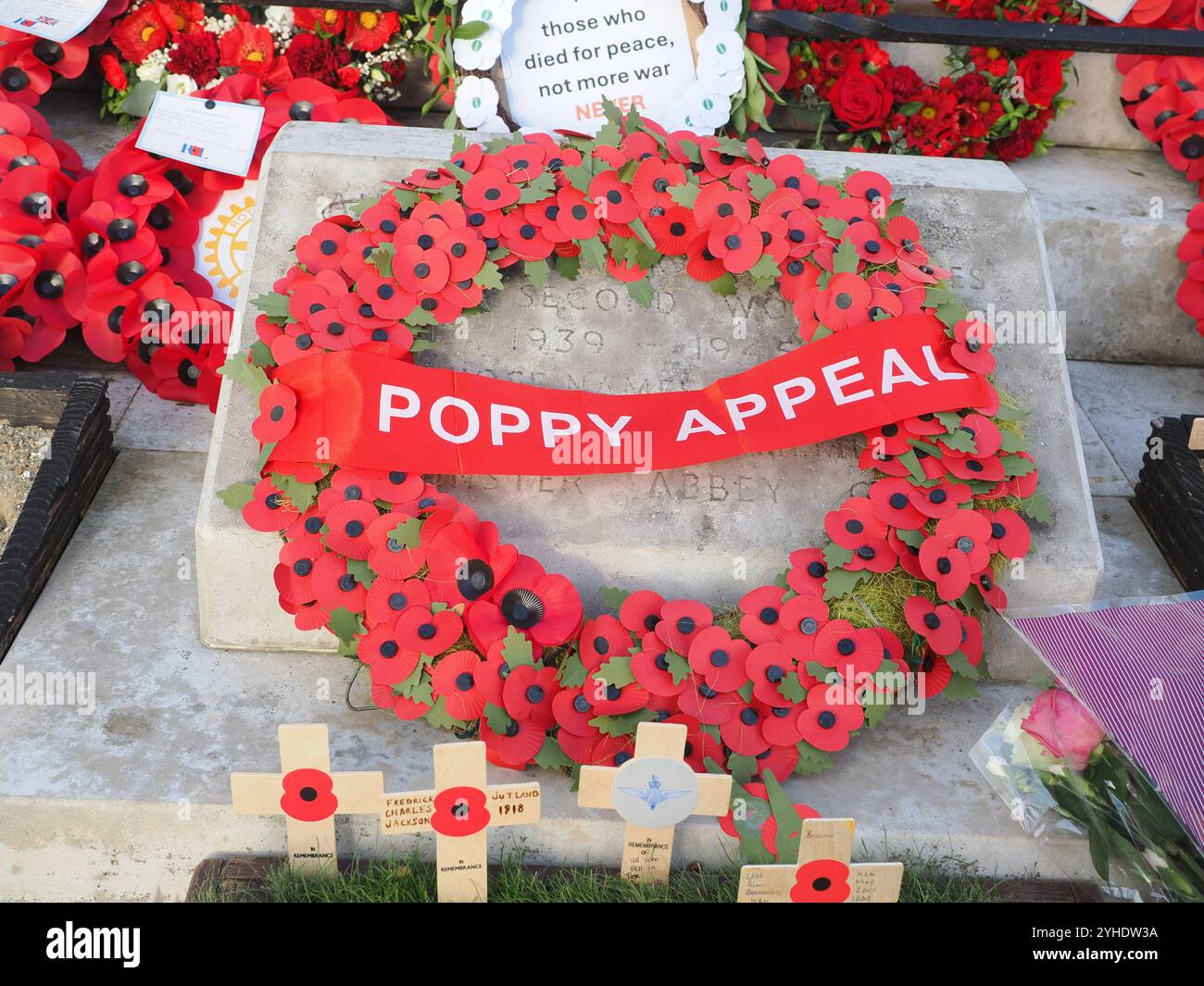 Sheerness, Kent, Großbritannien. November 2024. Kränze zum Tag des Waffenstillstands, gesehen am Kriegsdenkmal in Sheerness, Kent. Quelle: James Bell/Alamy Live News Stockfoto