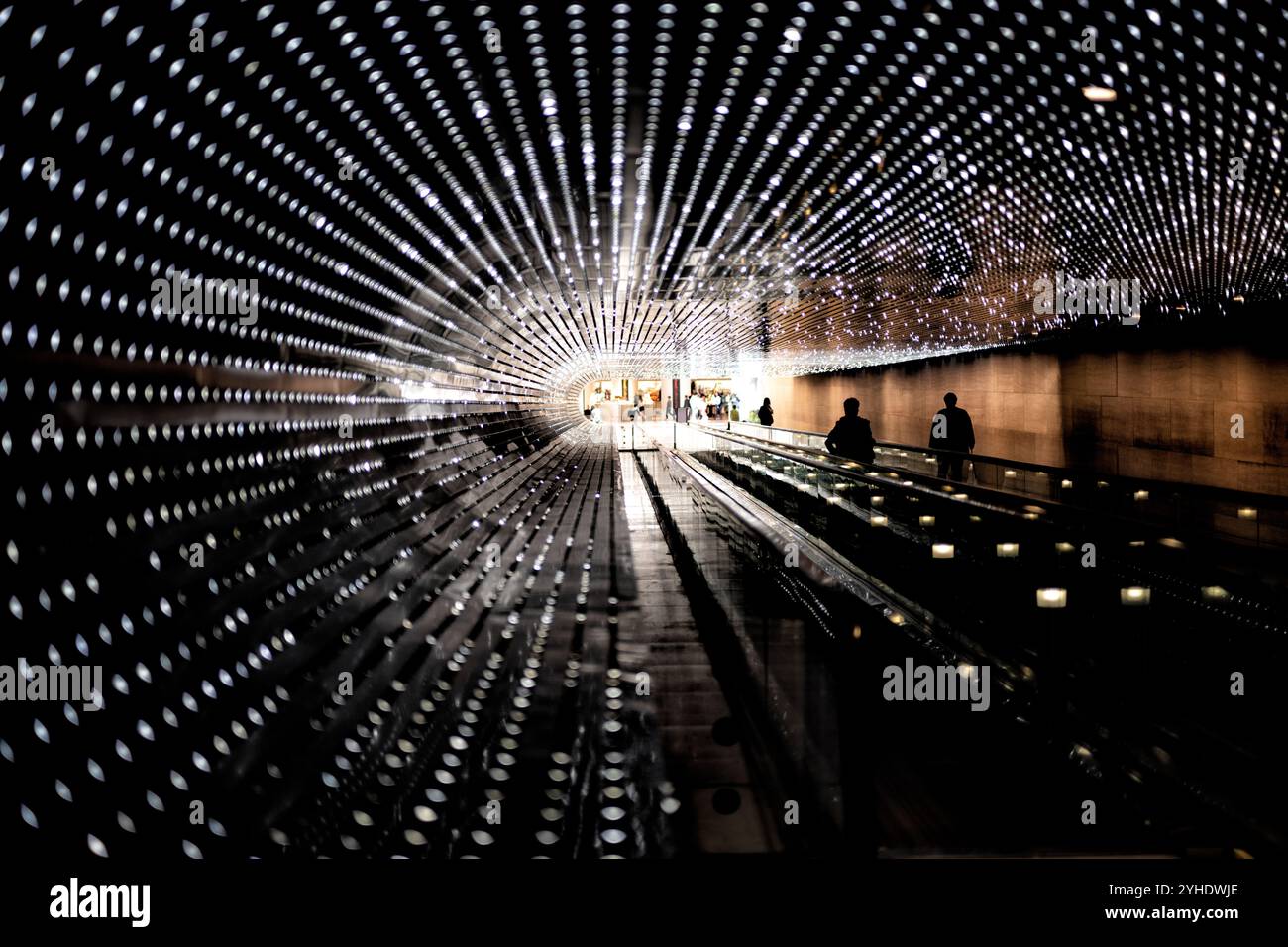 Multiverse LED-Lichtinstallation National Gallery Of Art Washington DC | WASHINGTON DC — „Multiverse“, die LED-Lichtinstallation von Leo Villareal aus dem Jahr 2008, erhellt den Verbindungssteg zwischen den Ost- und Westgebäuden der National Gallery of Art. Dieses immersive Kunstwerk zeigt Tausende von LED-Lampen, die durch Computerprogrammierung ständig wechselnde Muster erzeugen. Die Installation verwandelt den unterirdischen Durchgang in eine dynamische Lichtumgebung. Stockfoto
