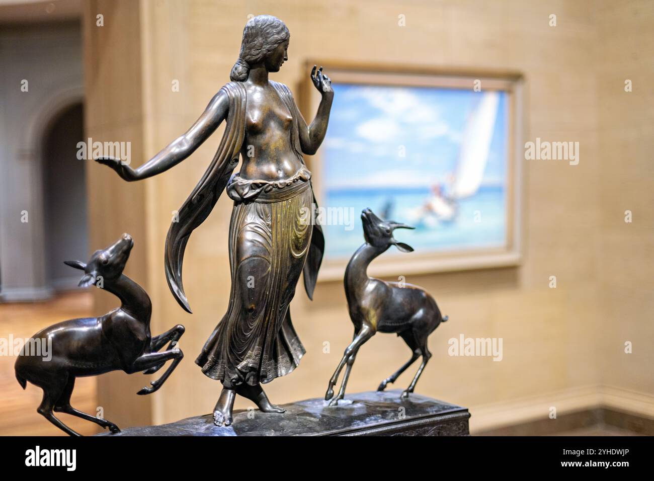 Paul Manship Dancer and Gazelles Sculpture National Gallery of Art Washington DC // WASHINGTON DC – Paul Manships Bronzeskulptur „Dancer and Gazelles“ aus dem Jahr 1916 ist im Vordergrund zu sehen, während Edward Hoppers Ölgemälde „Ground Swell“ aus dem Jahr 1939 einen eindrucksvollen Hintergrund in der National Gallery of Art bietet Dieses Paar zeigt zwei unterschiedliche Ausdrucksformen der amerikanischen Moderne aus dem frühen 20. Jahrhundert. Stockfoto
