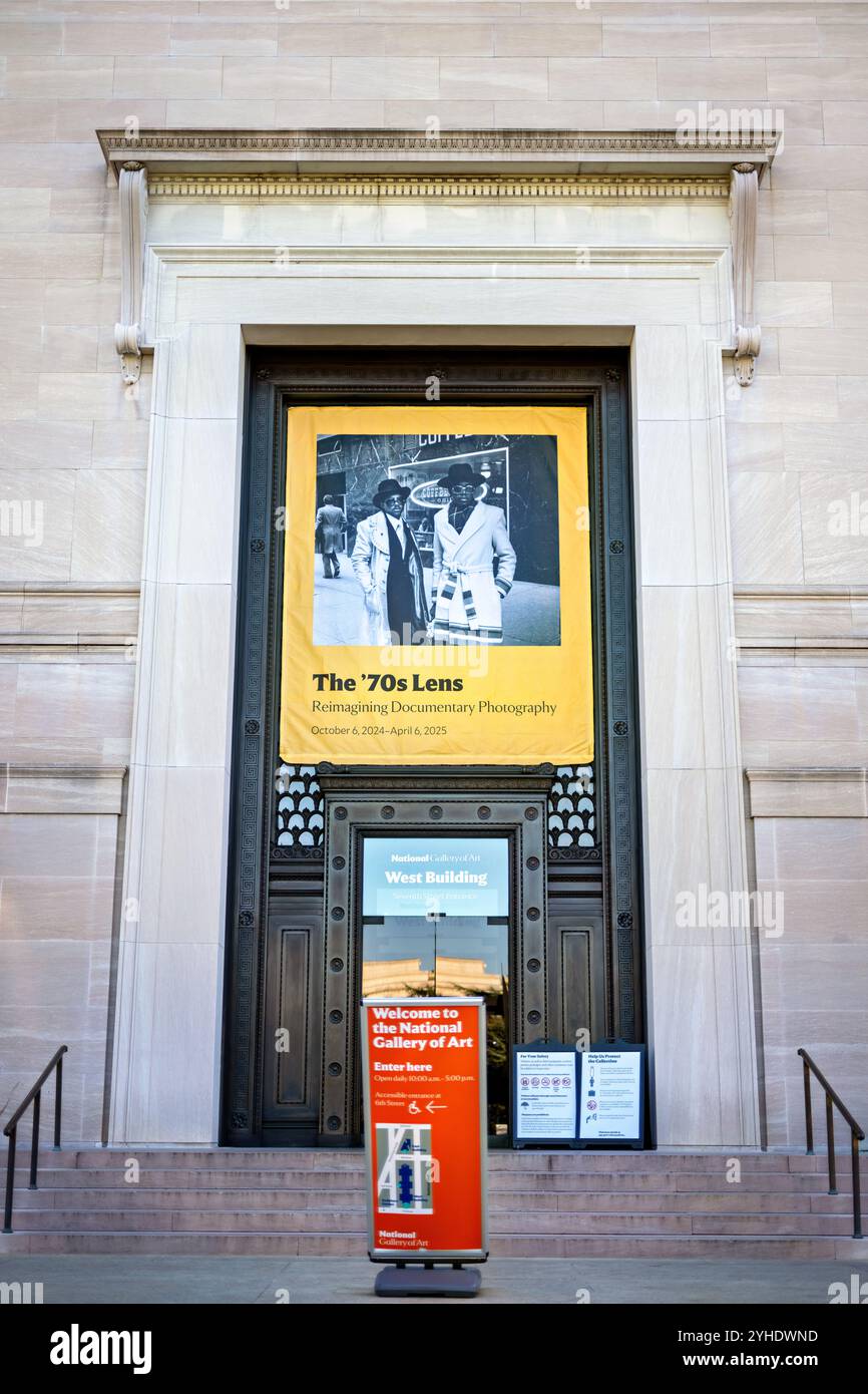 The '70s Lens Exhibition National Gallery of Art Washington DC / WASHINGTON DC — die Ausstellung '70s Lens: Remagining Documentary Photography in der National Gallery of Art zeigt die Transformation der Dokumentarfotografie in den 1970er Jahren Diese umfassende Ausstellung vom 6. Oktober 2024 bis 6. April 2025 zeigt etwa 100 Werke von über 80 Künstlern, die die fotografische Dokumentation in einer Zeit bedeutender gesellschaftlicher Veränderungen neu definiert haben. Stockfoto