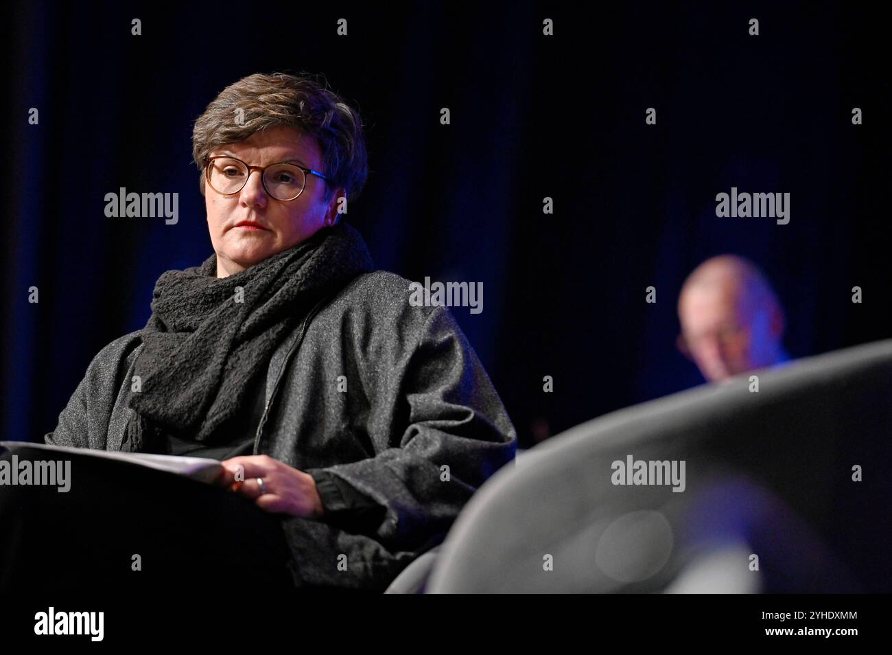 Nancy Janz, Sprecherin der Betroffenenvertretung des Beteiligungsforums Sexualisierte Gewalt, waehrend der 5. Tagung der 13. Synode der Evangelischen Kirche in Deutschland EKD in Würzburg Foto vom 11.11.2024. Siehe epd-Meldung vom 11.11.2024 NUR REDAKTIONELLE VERWENDUNG *** Nancy Janz, Sprecherin des Forums zur Beteiligung sexualisierter Gewalt, während der 5. Sitzung der 13 Synode der Evangelischen Kirche in Deutschland EKD in Würzburg Foto vom 11 11 2024 siehe epd-Bericht vom 11 11 2024 REDAKTIONELLE VERWENDUNG NUR Copyright: epd-bild/HeikexLyding BeFo17 Stockfoto