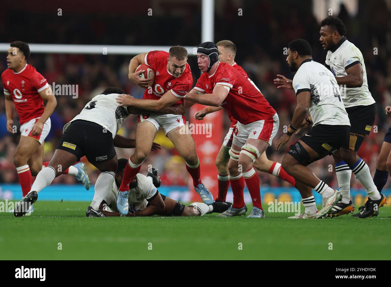 Max Llewellyn aus Wales wird angegriffen. Wales gegen Fidschi, 2024 Spiel der Autumn Nations im Fürstentum-Stadion in Cardiff am Sonntag, den 10. November 2024. bild von Andrew Orchard/Andrew Orchard Sportfotografie/Alamy Live News Stockfoto