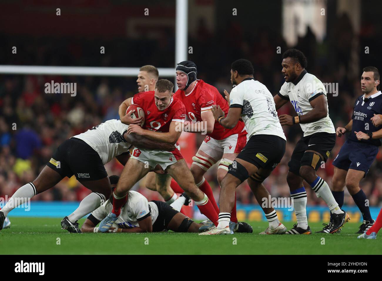 Max Llewellyn aus Wales wird angegriffen. Wales gegen Fidschi, 2024 Spiel der Autumn Nations im Fürstentum-Stadion in Cardiff am Sonntag, den 10. November 2024. bild von Andrew Orchard/Andrew Orchard Sportfotografie/Alamy Live News Stockfoto